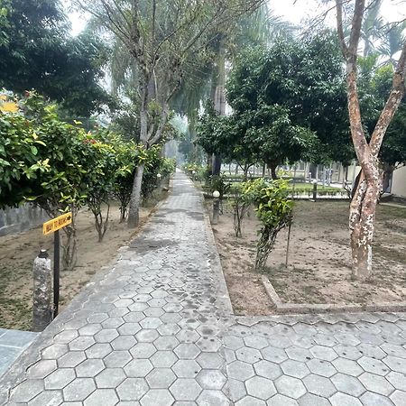 Chitwan Riverside Resort ソーラハ エクステリア 写真