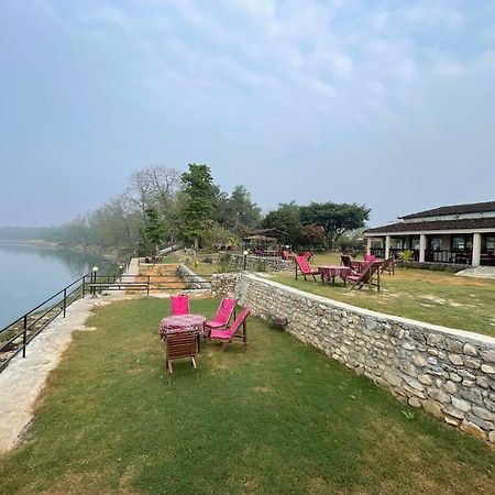 Chitwan Riverside Resort ソーラハ エクステリア 写真