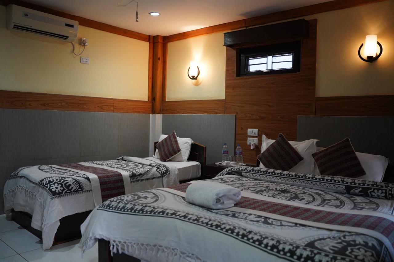 Chitwan Riverside Resort ソーラハ エクステリア 写真