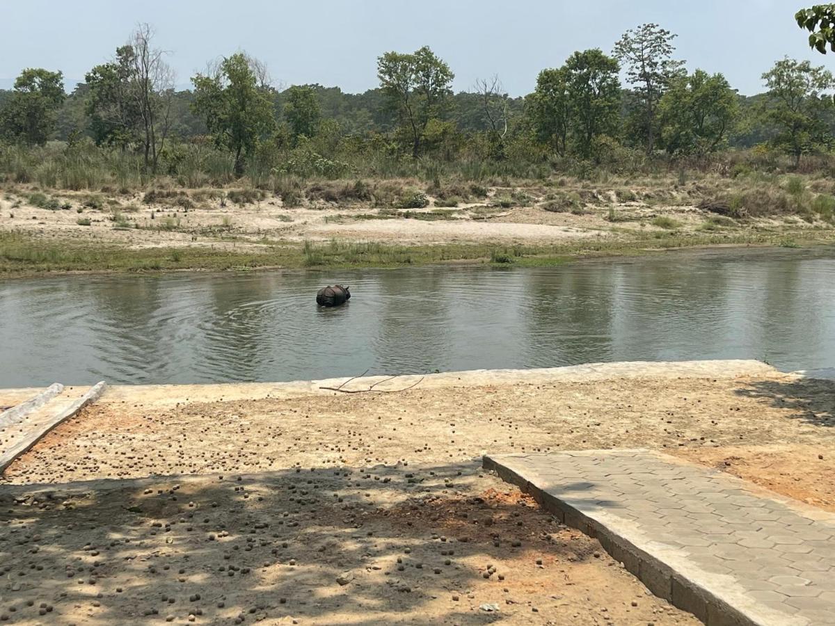 Chitwan Riverside Resort ソーラハ エクステリア 写真