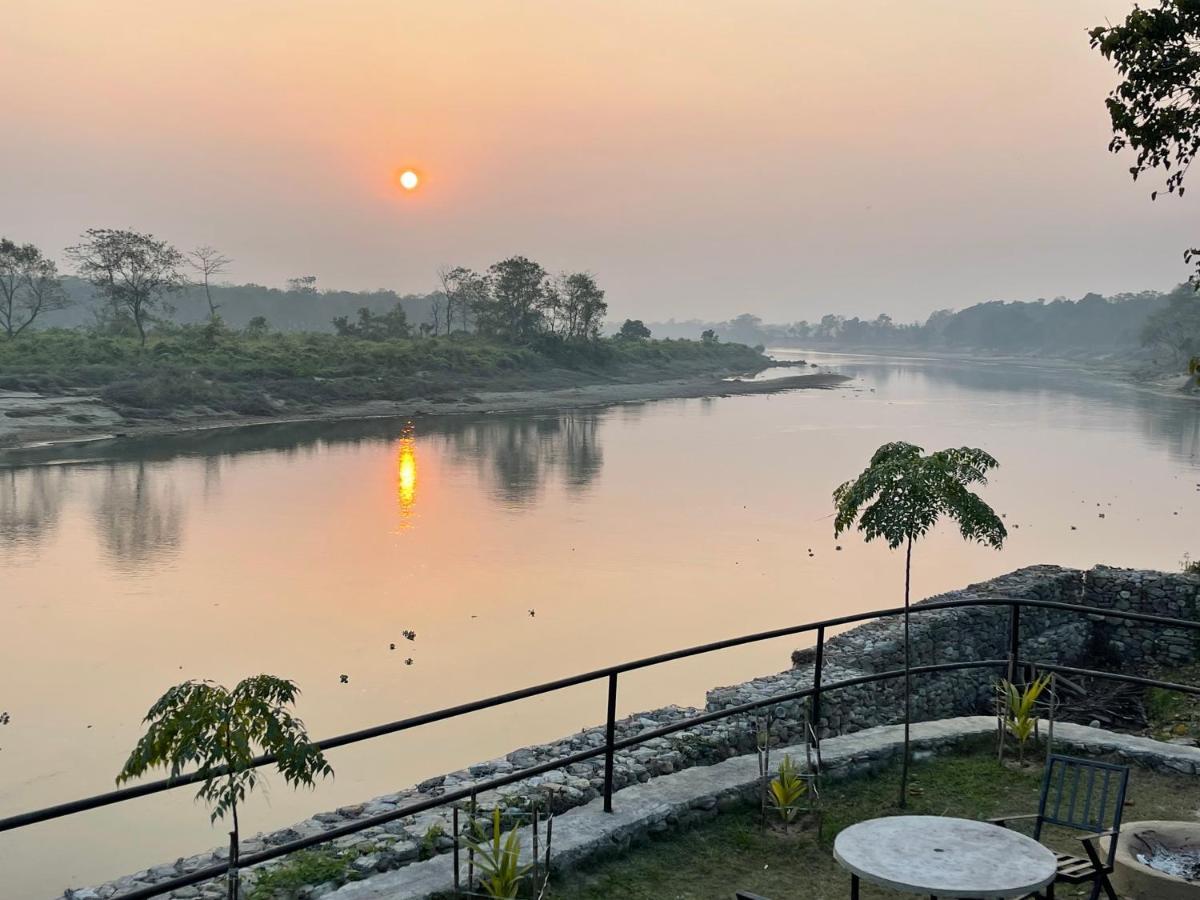 Chitwan Riverside Resort ソーラハ エクステリア 写真