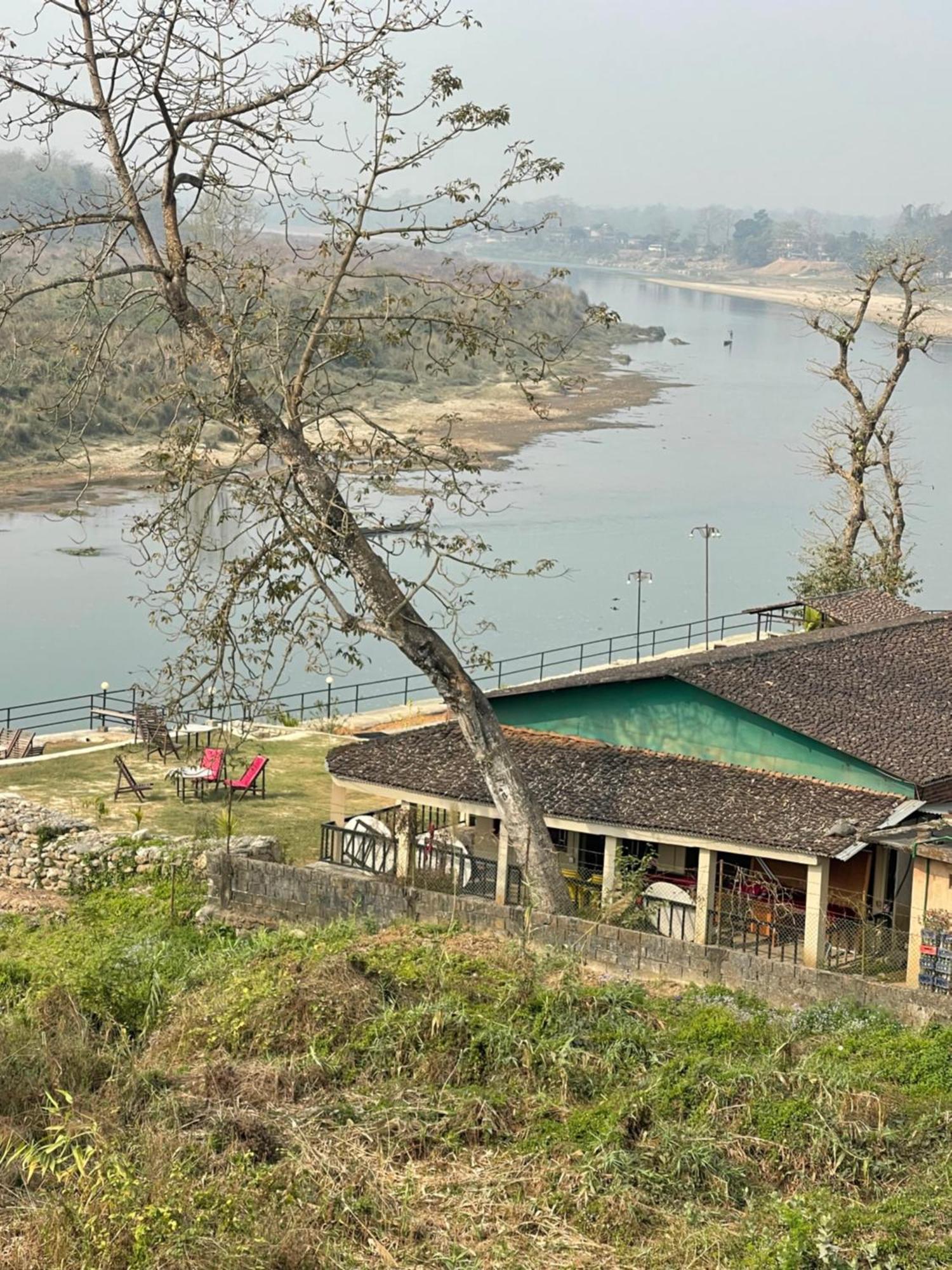 Chitwan Riverside Resort ソーラハ エクステリア 写真