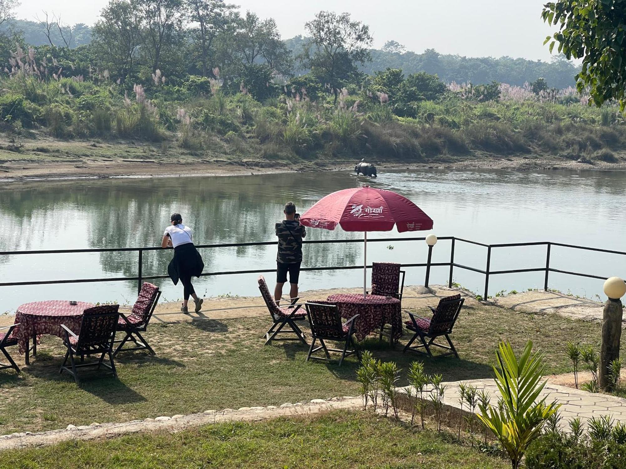 Chitwan Riverside Resort ソーラハ エクステリア 写真