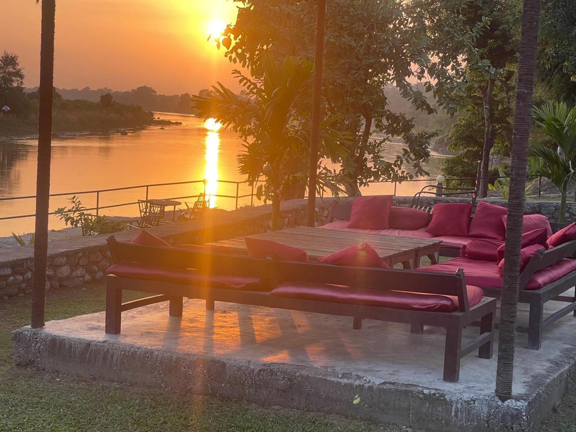Chitwan Riverside Resort ソーラハ エクステリア 写真