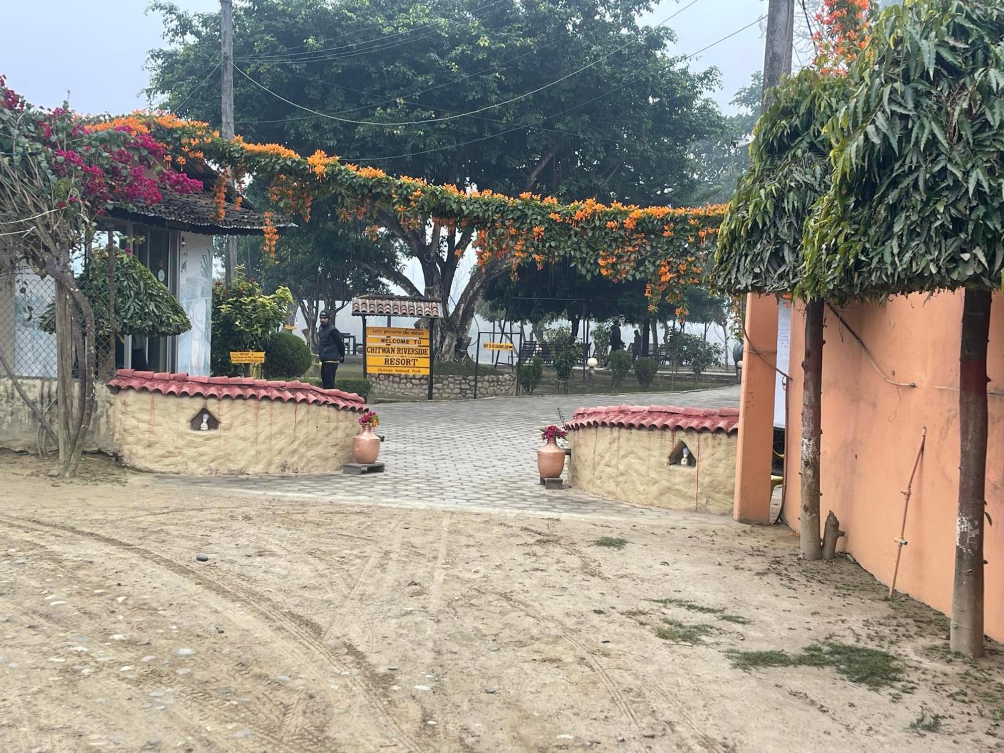 Chitwan Riverside Resort ソーラハ エクステリア 写真