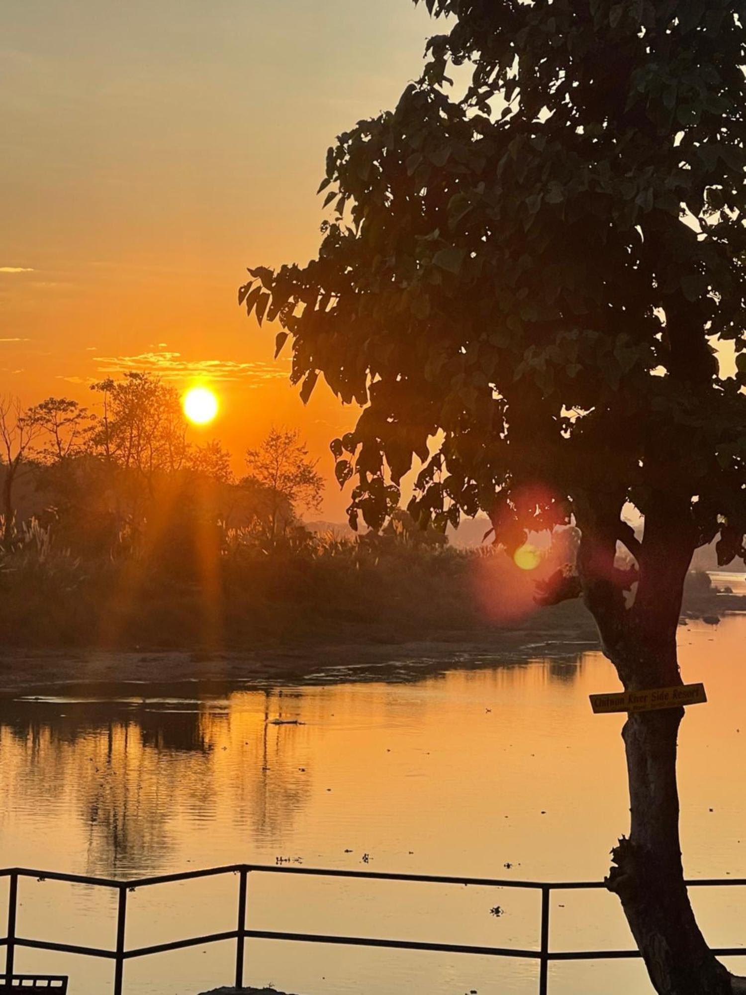 Chitwan Riverside Resort ソーラハ エクステリア 写真