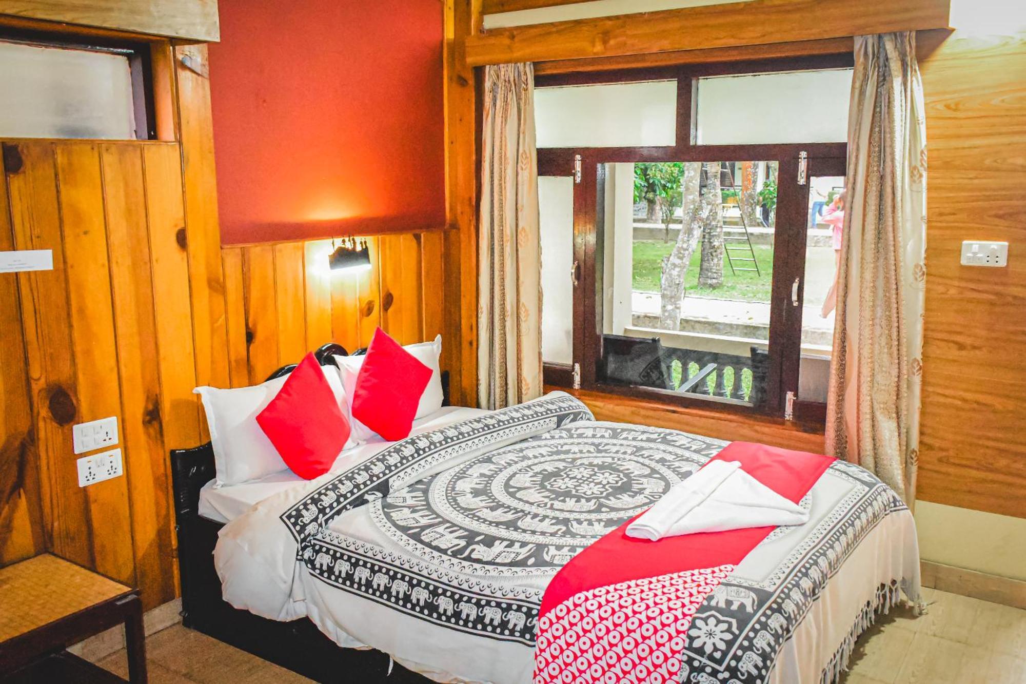 Chitwan Riverside Resort ソーラハ エクステリア 写真