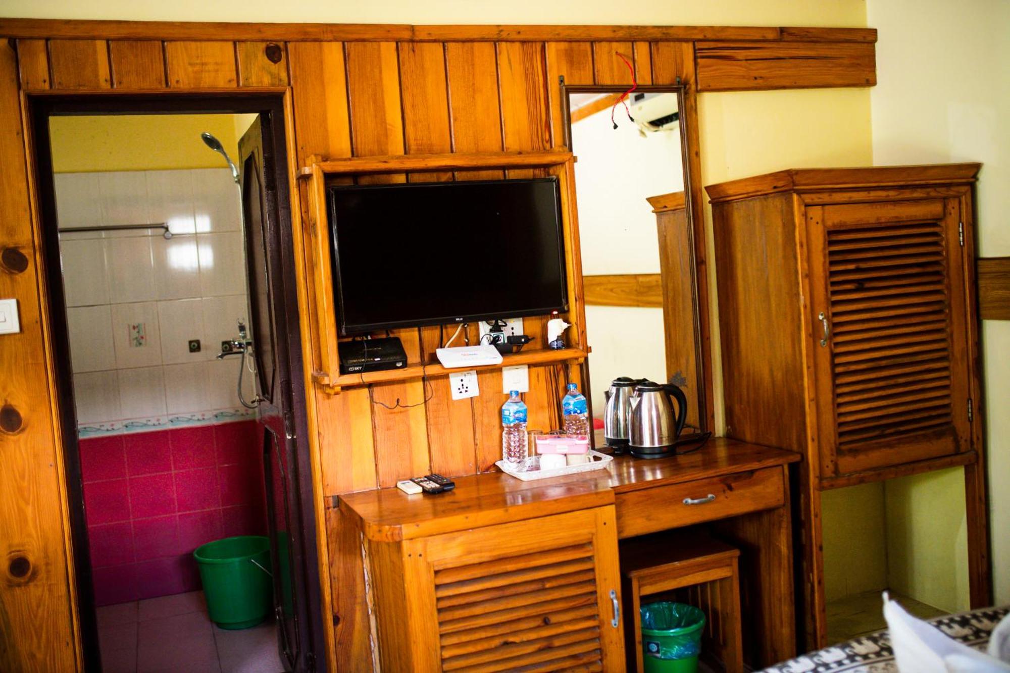 Chitwan Riverside Resort ソーラハ エクステリア 写真