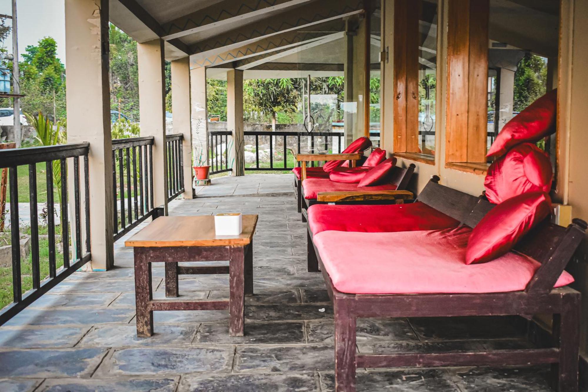 Chitwan Riverside Resort ソーラハ エクステリア 写真
