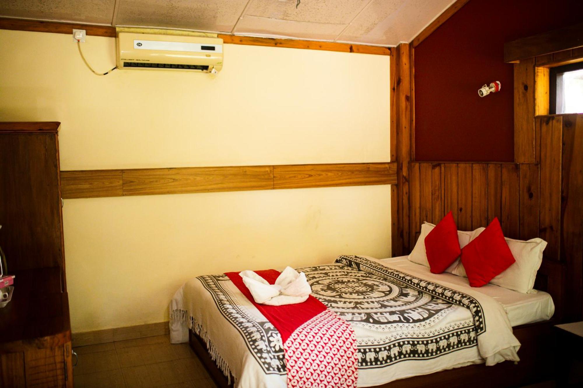Chitwan Riverside Resort ソーラハ エクステリア 写真