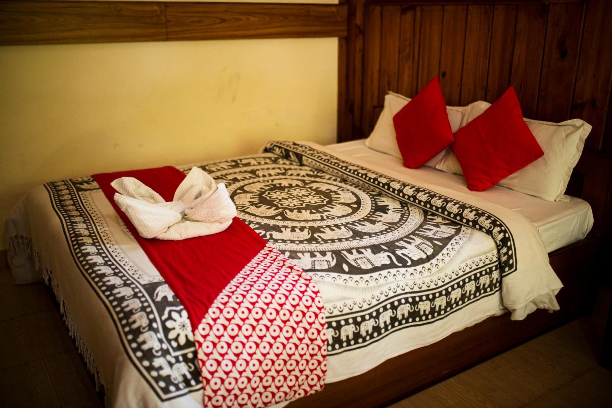 Chitwan Riverside Resort ソーラハ エクステリア 写真