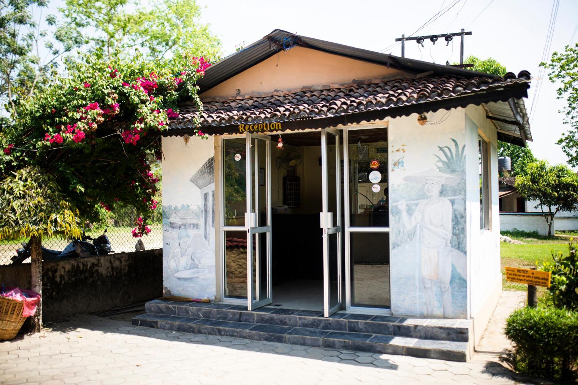 Chitwan Riverside Resort ソーラハ エクステリア 写真