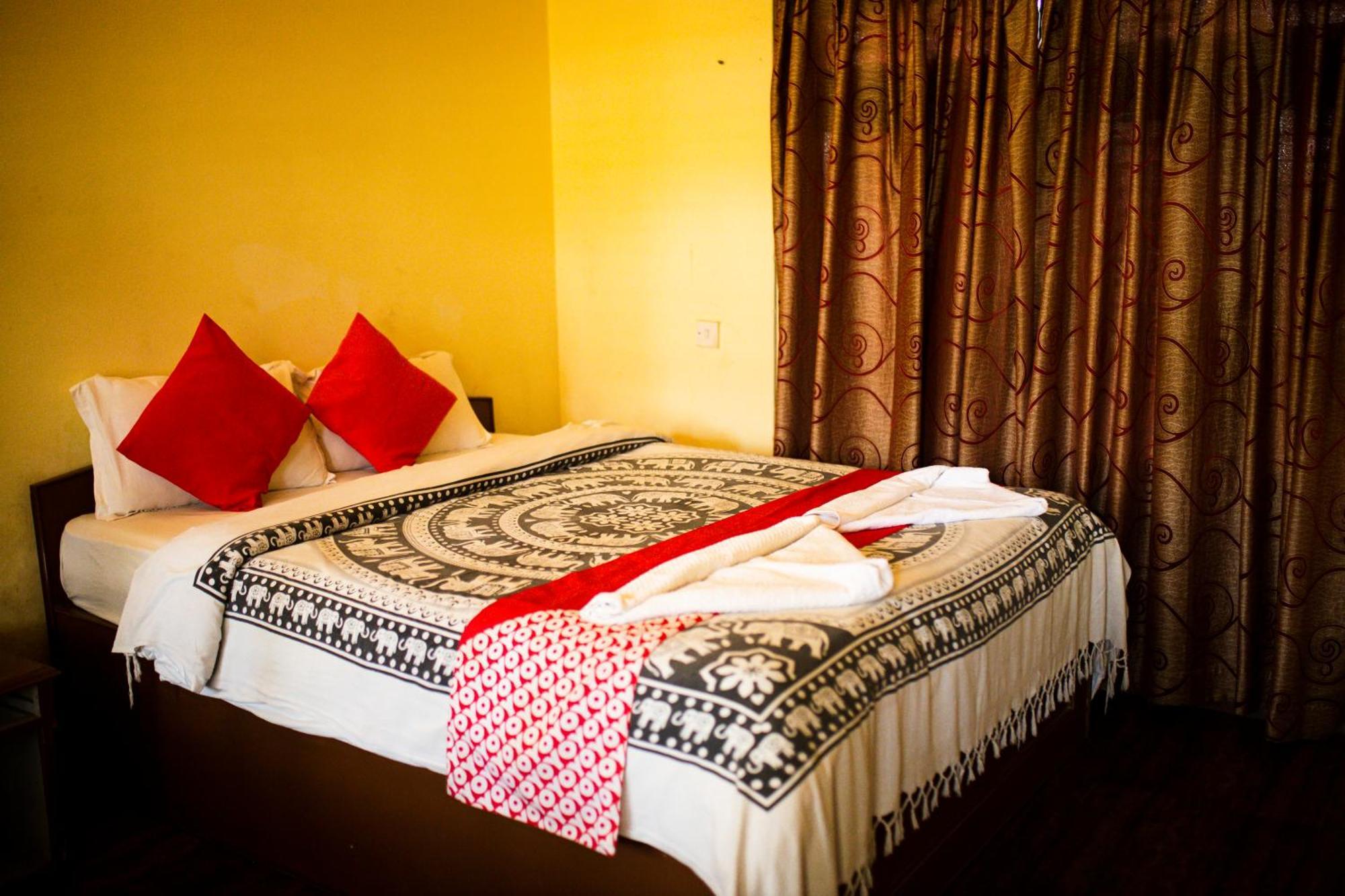 Chitwan Riverside Resort ソーラハ エクステリア 写真