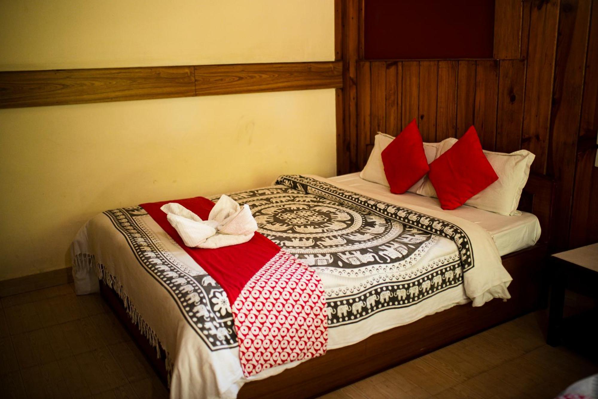 Chitwan Riverside Resort ソーラハ エクステリア 写真
