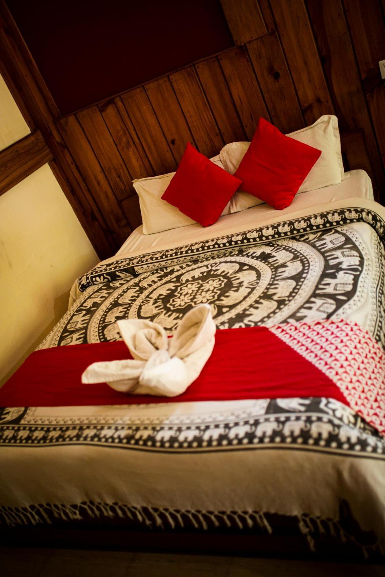 Chitwan Riverside Resort ソーラハ エクステリア 写真