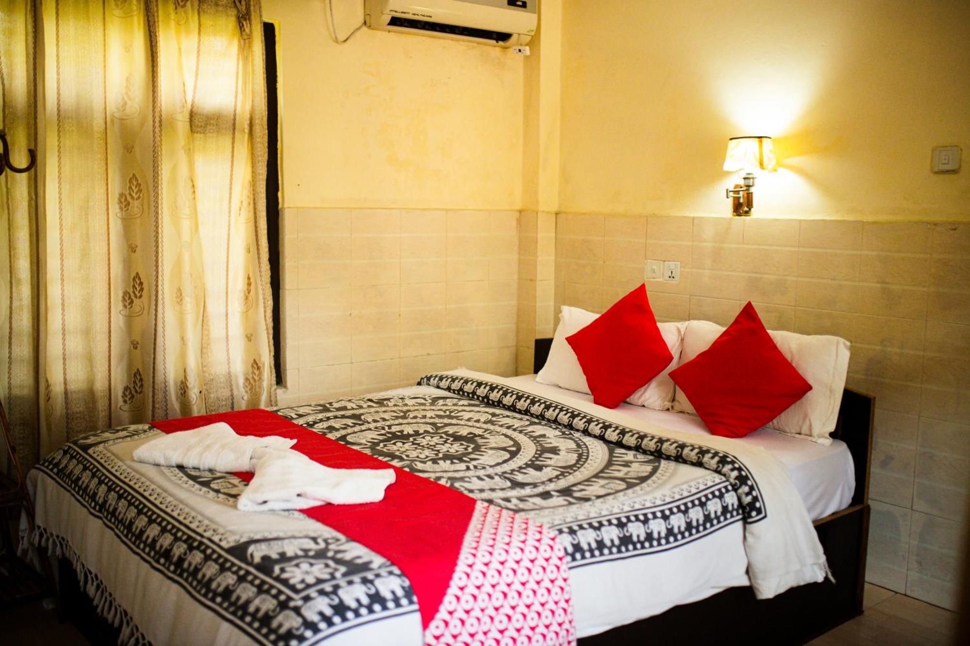 Chitwan Riverside Resort ソーラハ エクステリア 写真
