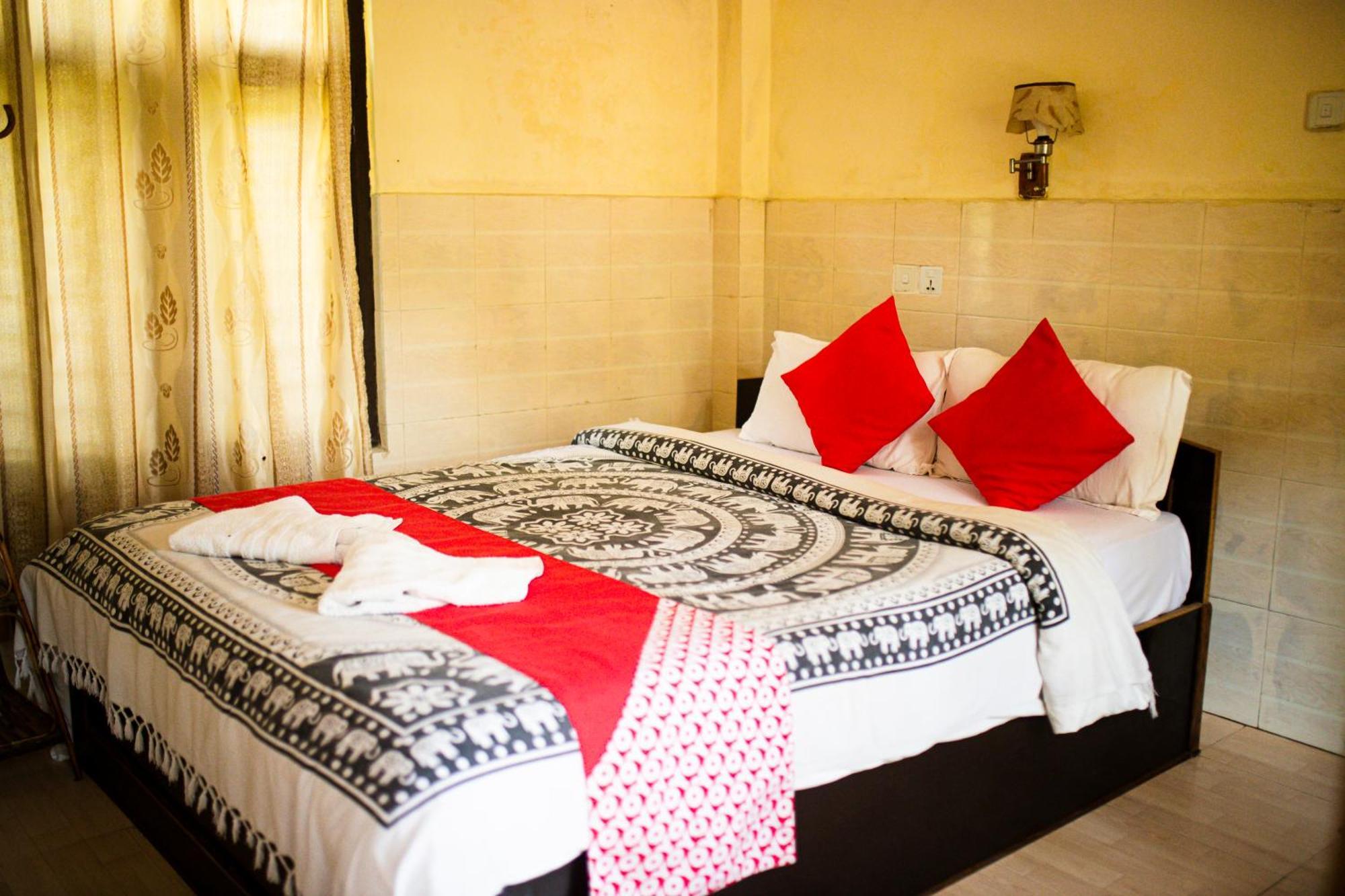 Chitwan Riverside Resort ソーラハ エクステリア 写真