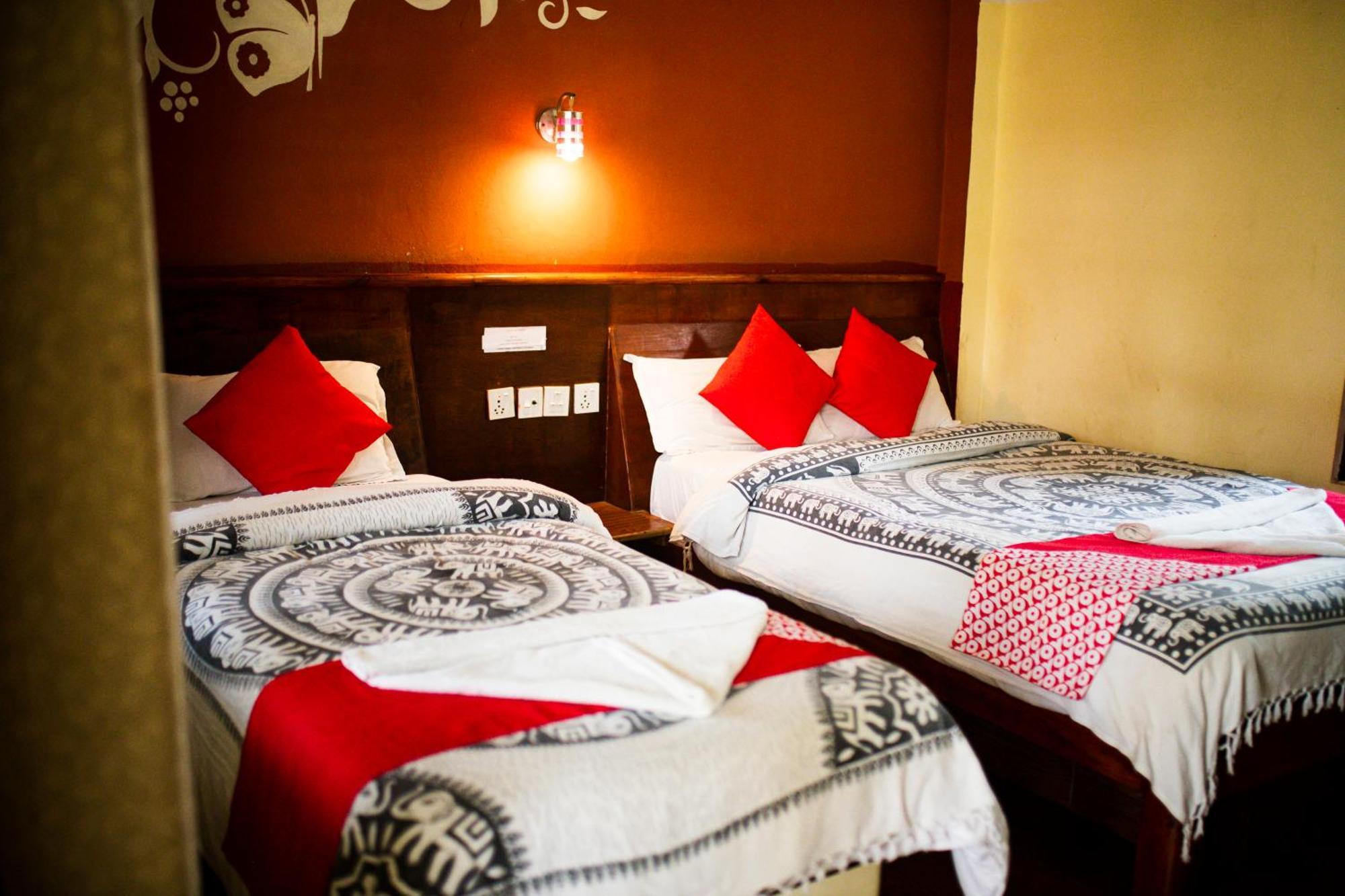 Chitwan Riverside Resort ソーラハ エクステリア 写真