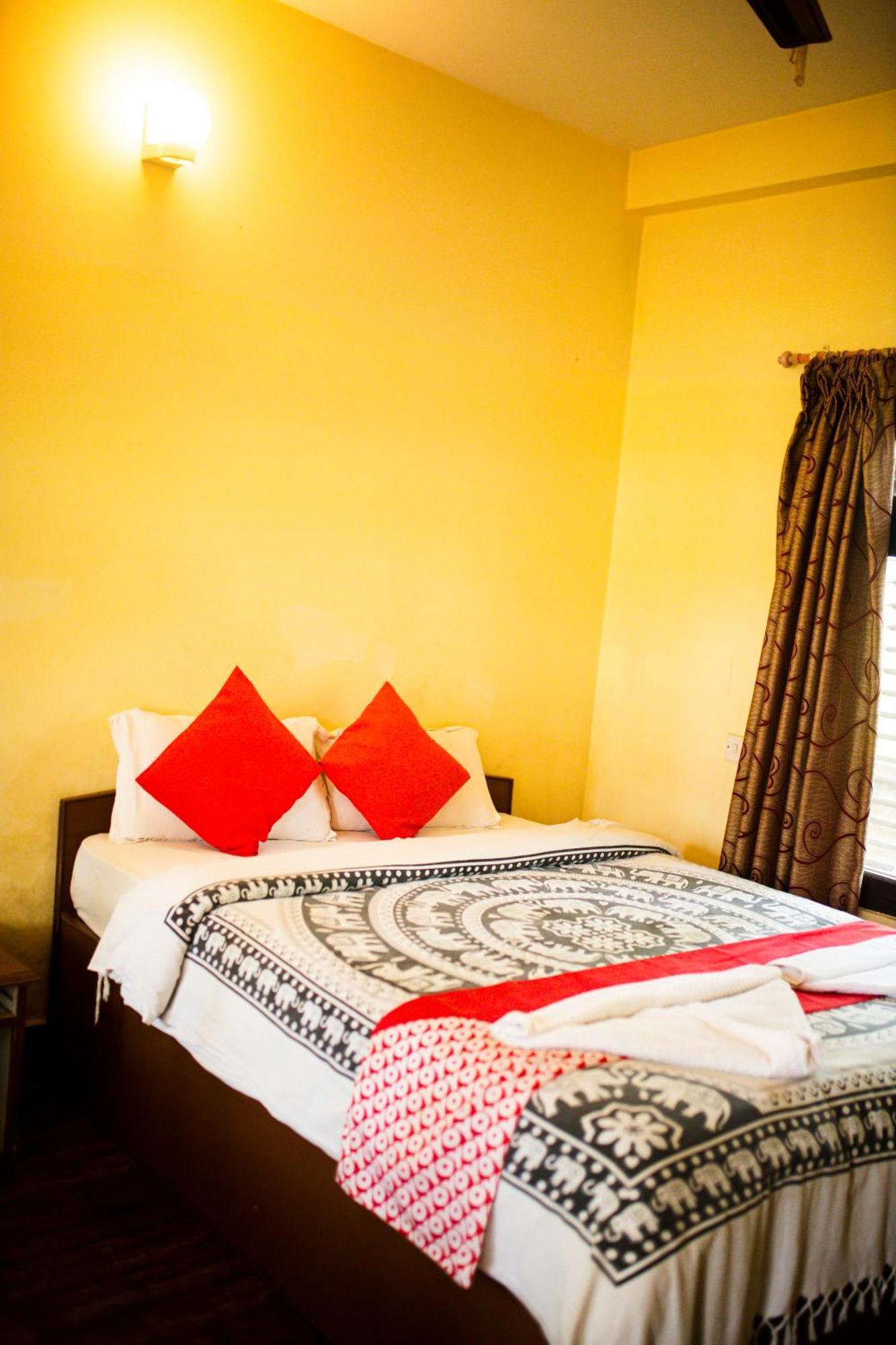 Chitwan Riverside Resort ソーラハ エクステリア 写真