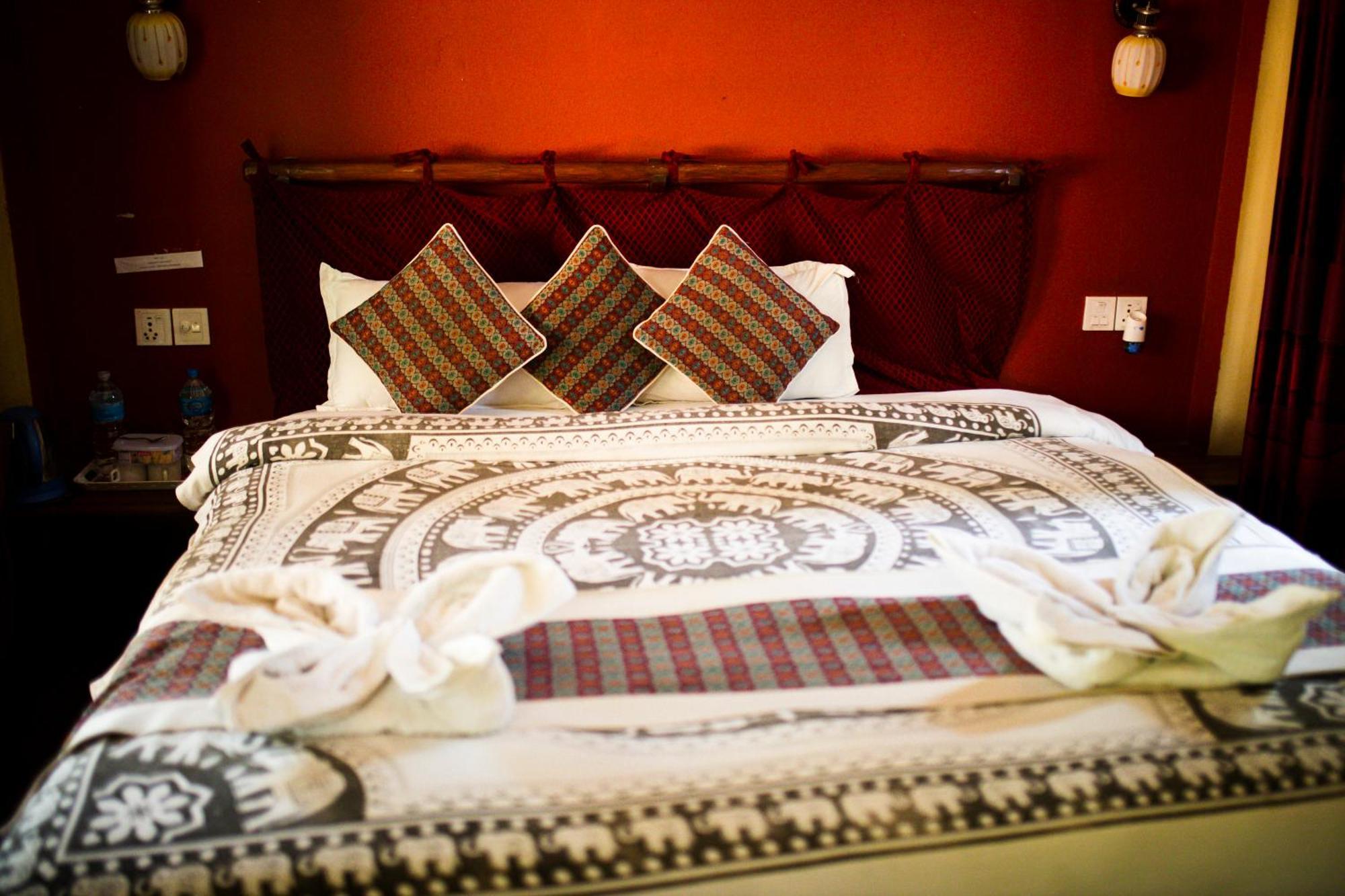Chitwan Riverside Resort ソーラハ エクステリア 写真