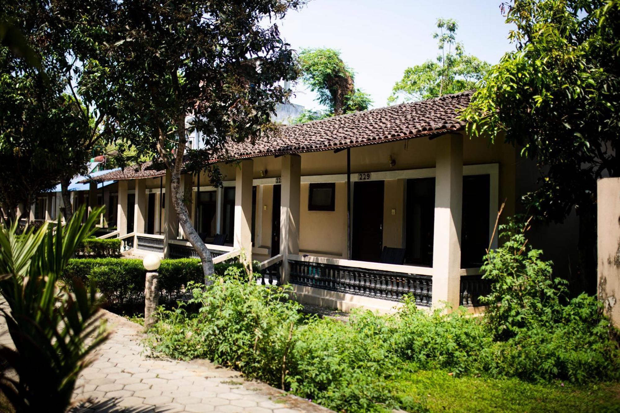 Chitwan Riverside Resort ソーラハ エクステリア 写真
