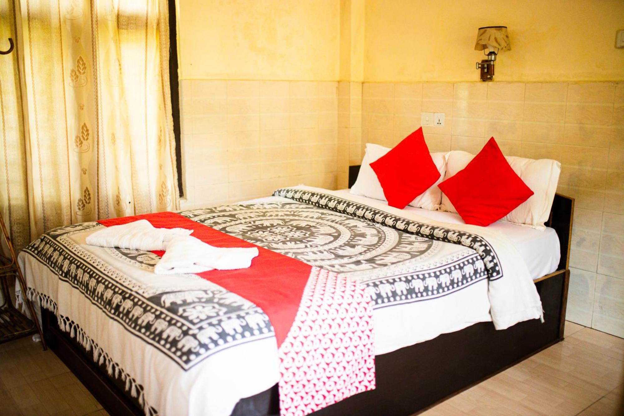 Chitwan Riverside Resort ソーラハ エクステリア 写真