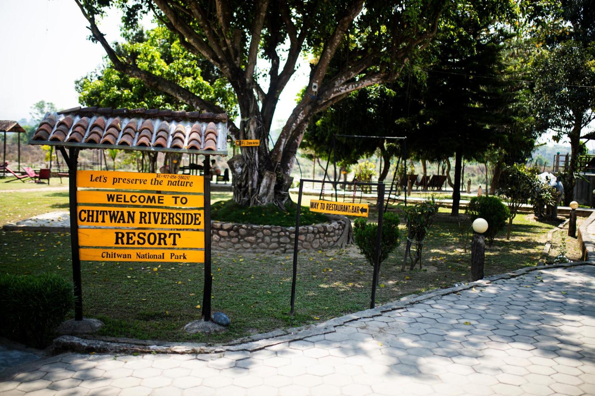 Chitwan Riverside Resort ソーラハ エクステリア 写真