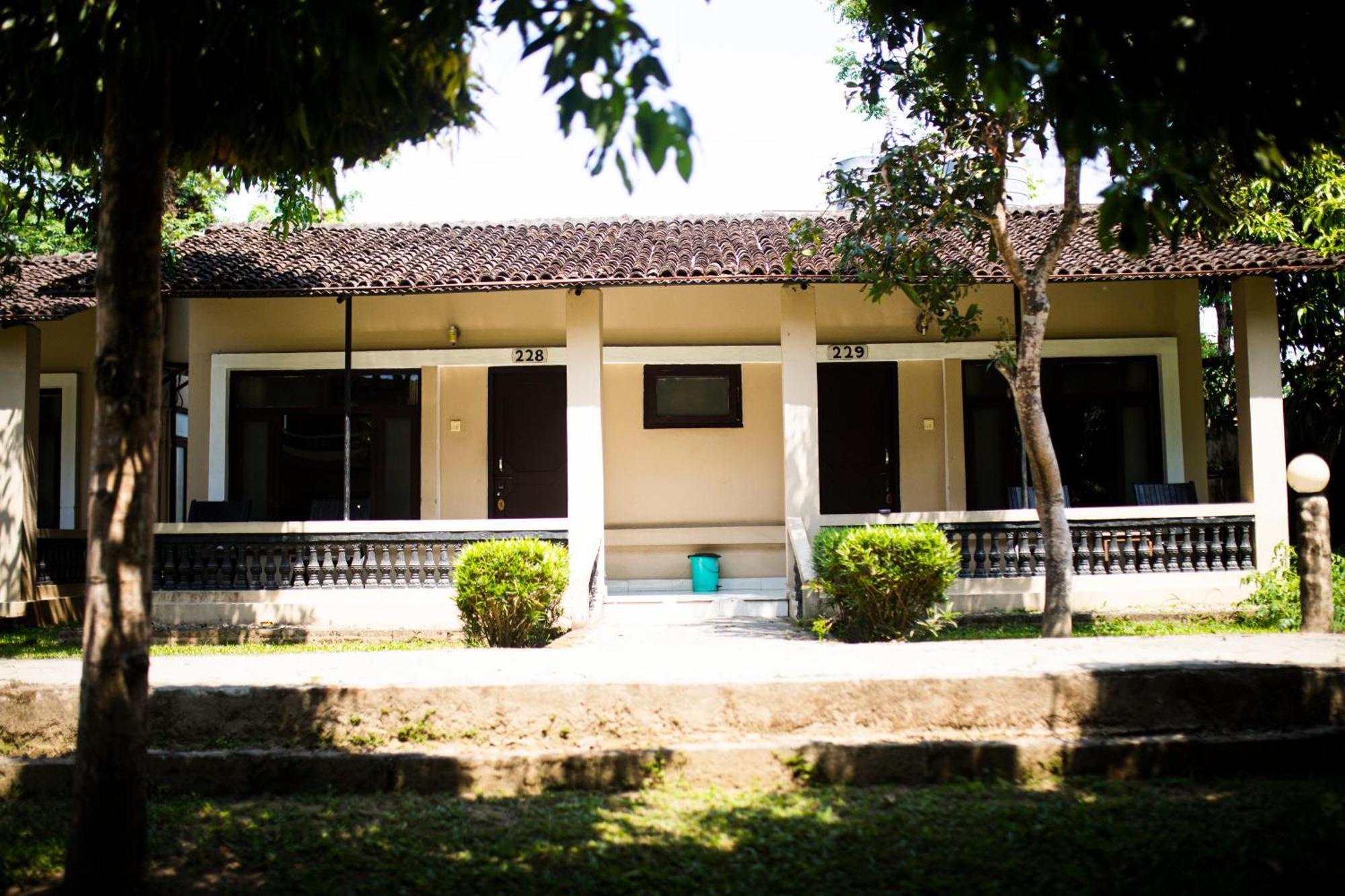 Chitwan Riverside Resort ソーラハ エクステリア 写真