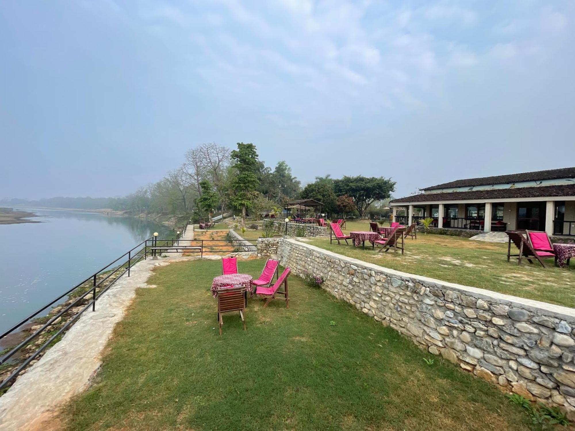 Chitwan Riverside Resort ソーラハ エクステリア 写真