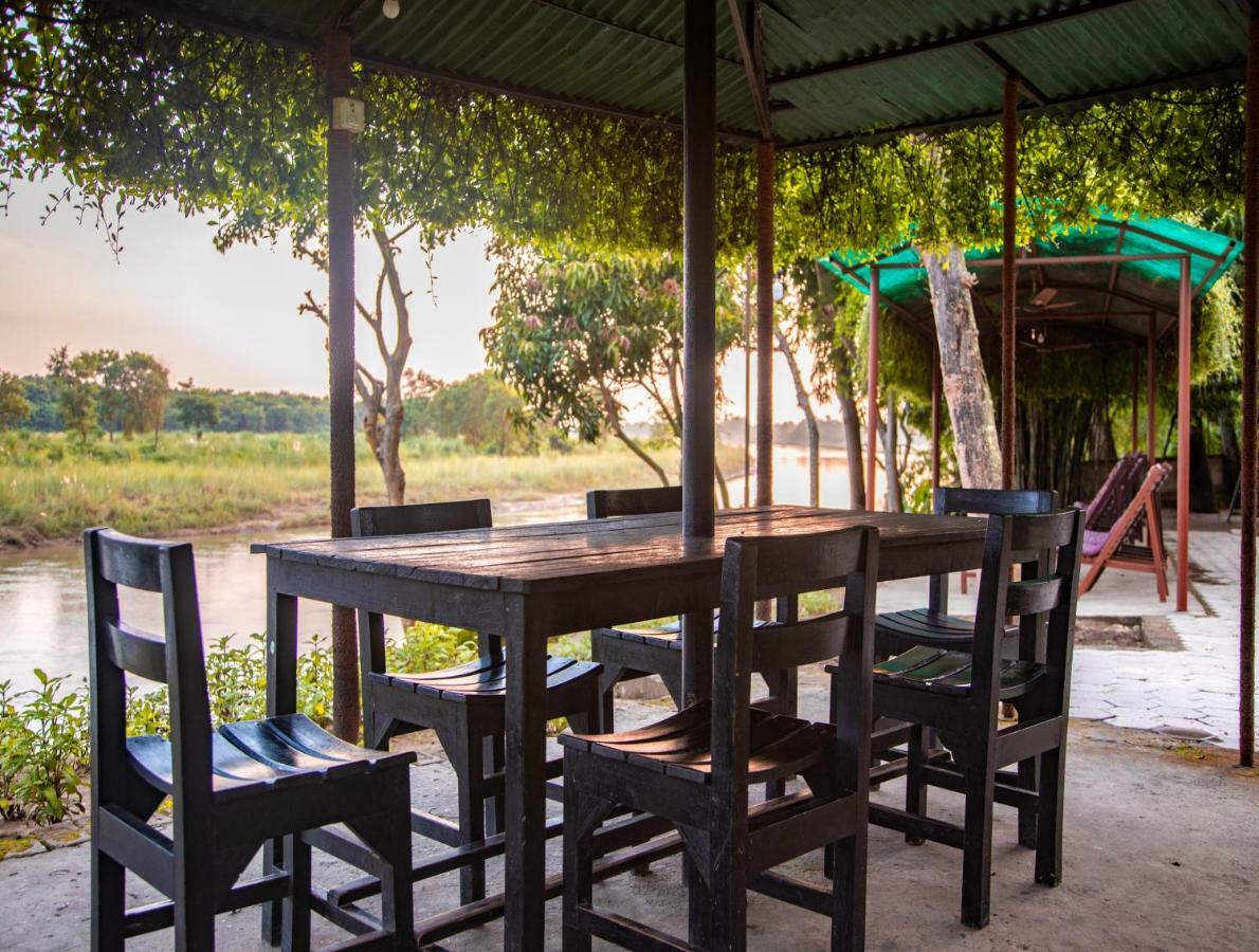 Chitwan Riverside Resort ソーラハ エクステリア 写真