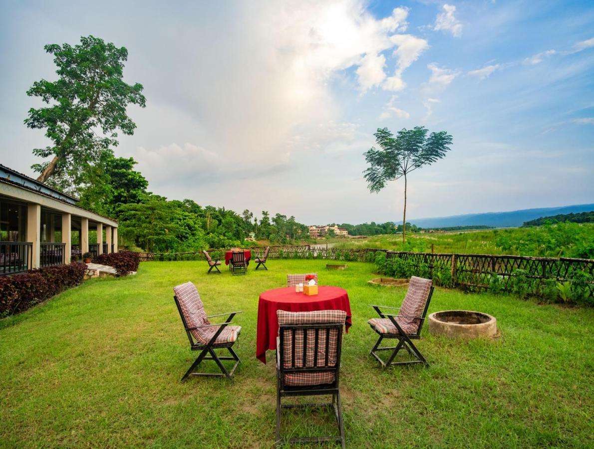Chitwan Riverside Resort ソーラハ エクステリア 写真