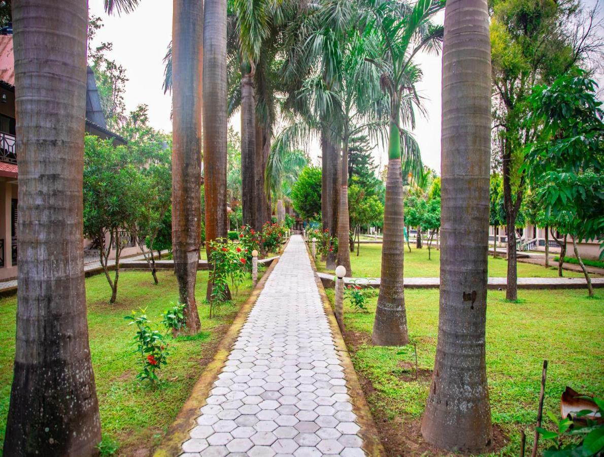 Chitwan Riverside Resort ソーラハ エクステリア 写真