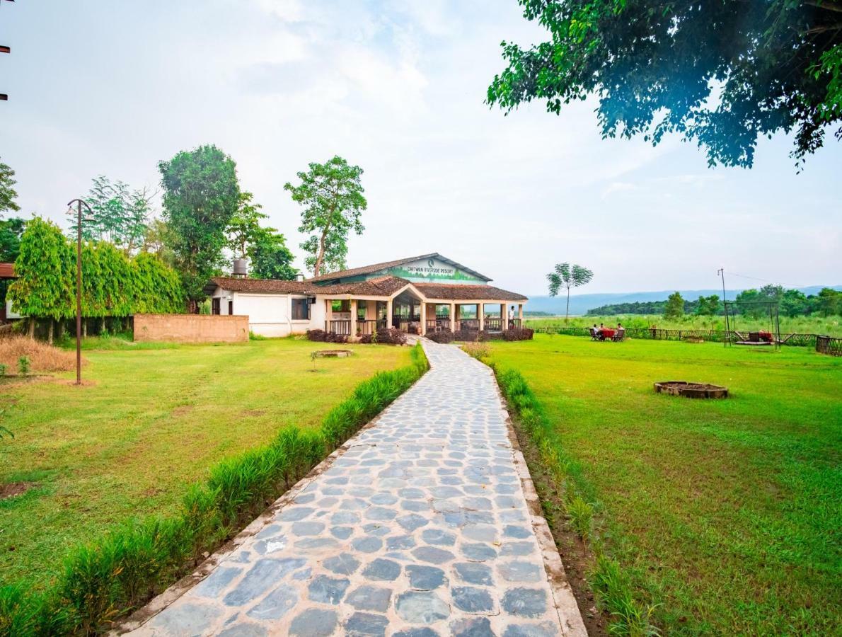 Chitwan Riverside Resort ソーラハ エクステリア 写真