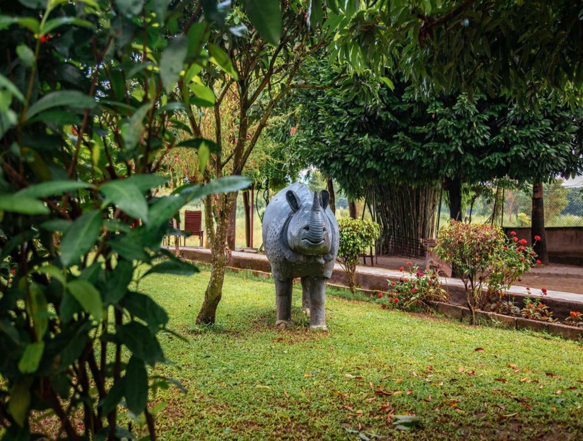 Chitwan Riverside Resort ソーラハ エクステリア 写真