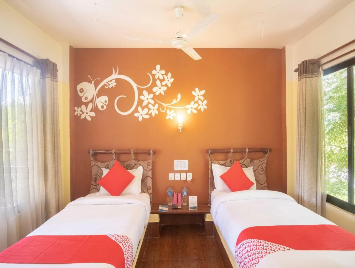 Chitwan Riverside Resort ソーラハ エクステリア 写真