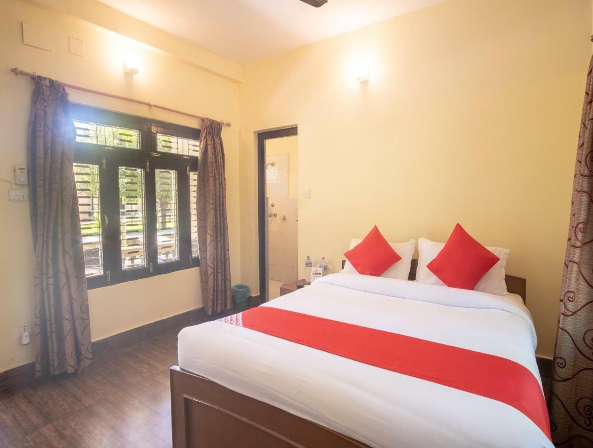 Chitwan Riverside Resort ソーラハ エクステリア 写真