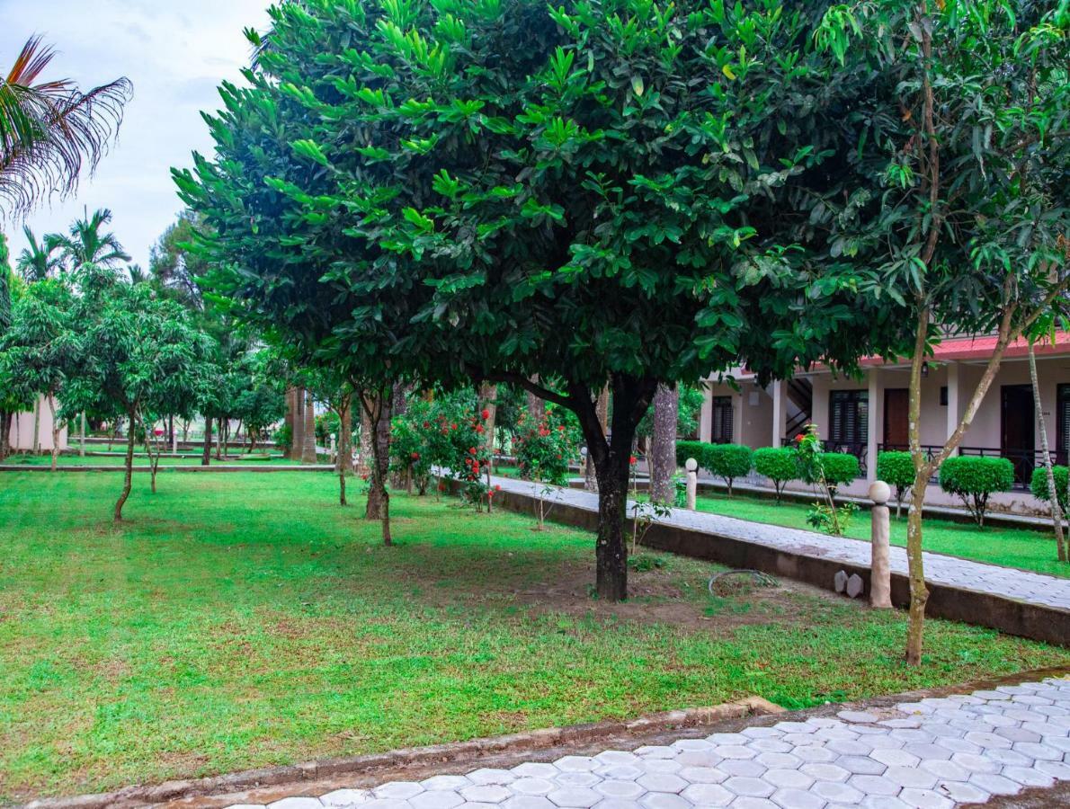 Chitwan Riverside Resort ソーラハ エクステリア 写真