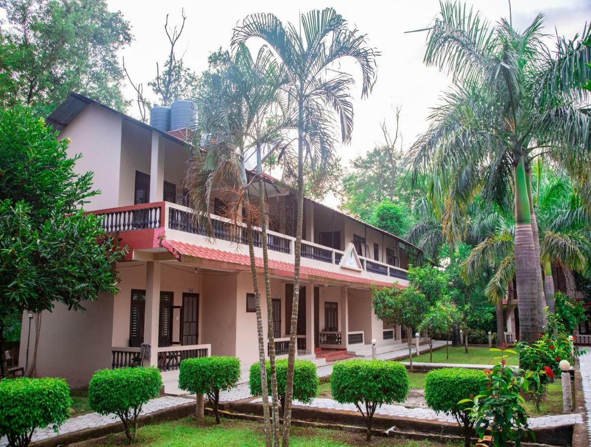 Chitwan Riverside Resort ソーラハ エクステリア 写真