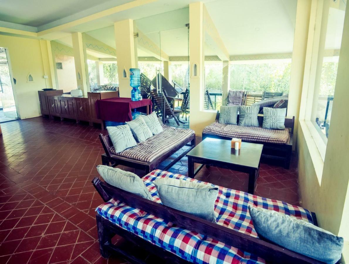 Chitwan Riverside Resort ソーラハ エクステリア 写真
