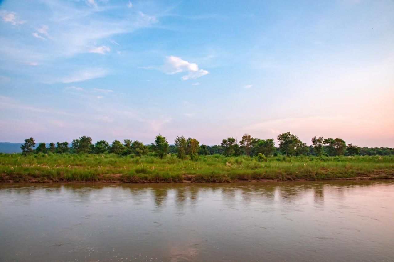Chitwan Riverside Resort ソーラハ エクステリア 写真