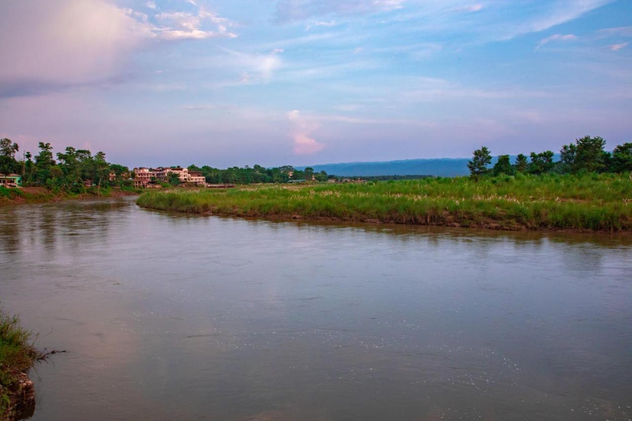 Chitwan Riverside Resort ソーラハ エクステリア 写真