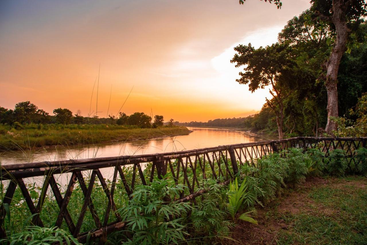 Chitwan Riverside Resort ソーラハ エクステリア 写真