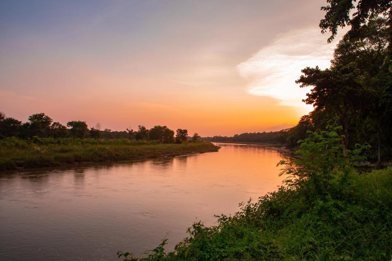 Chitwan Riverside Resort ソーラハ エクステリア 写真