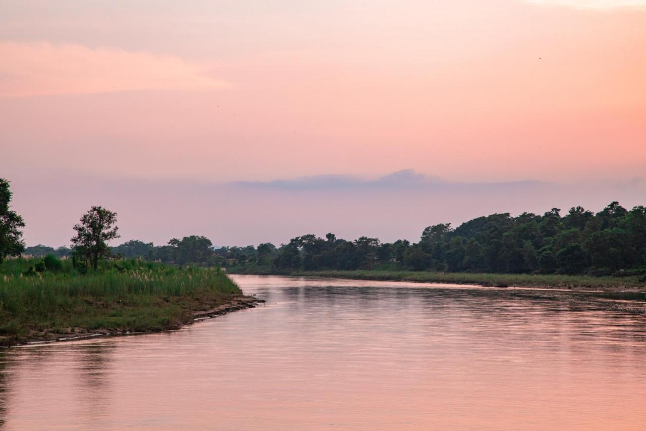 Chitwan Riverside Resort ソーラハ エクステリア 写真