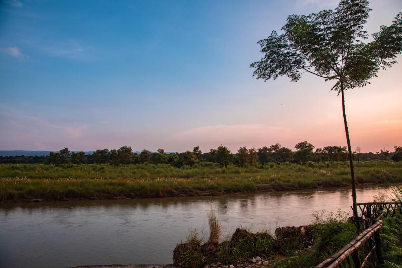 Chitwan Riverside Resort ソーラハ エクステリア 写真