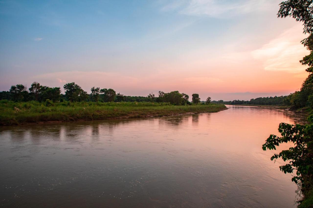 Chitwan Riverside Resort ソーラハ エクステリア 写真